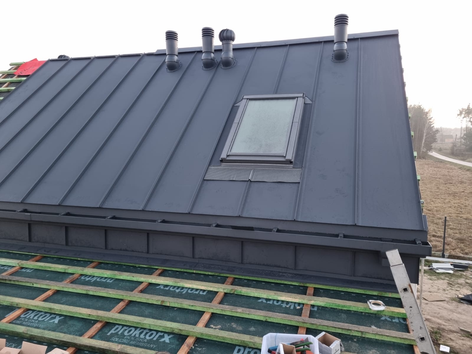 Czarny dach metalowy